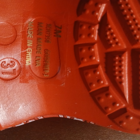 Red Bandana Pattern Clogs - Picture 4 of 5